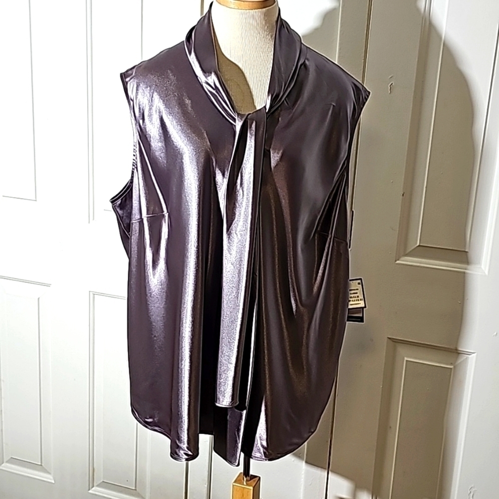 Women's shinny sleevless top. Color‎ is called platinum.By nine West Size…